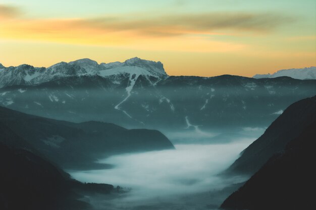 夕暮れ時に山の霧