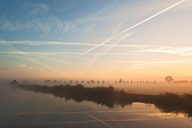 オランダで踊る雲のある美しい風景の霧のショット