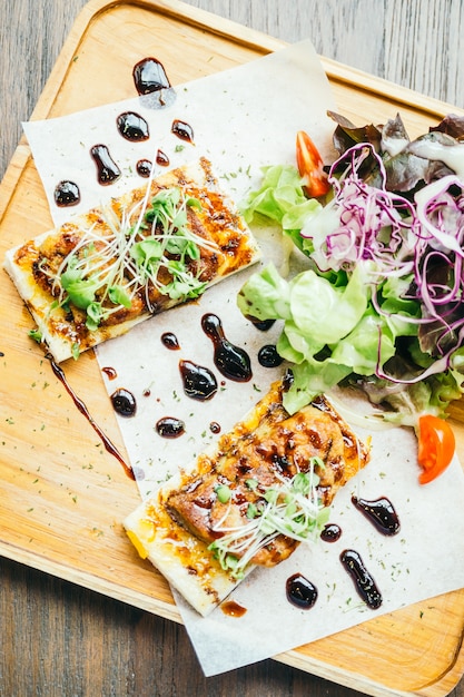 Free photo foie gras on top of bread with sauce