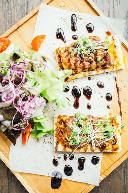 Free photo foie gras on top of bread with sauce