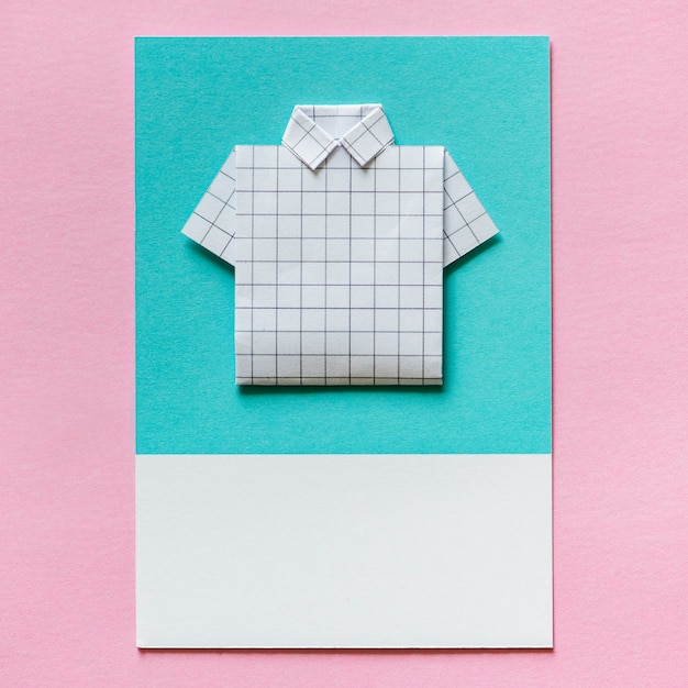 Foto gratuita camicia piegata origami di carta artigianale