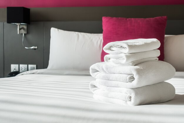 ベッドの上で二つ折りのタオル