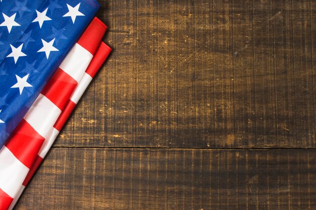 Сложенный флаг США на фоне деревянной текстуры с пространством для написания текста