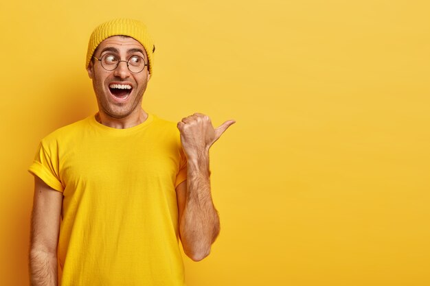 私はこれからです 古い友人についての挑発 的なニュースを聞いてショックを受けている茶色のジャケットの下の灰色のtシャツに巻き毛を持つ若い面白い暗い肌のアフリカ男性の肖像画 無料の写真