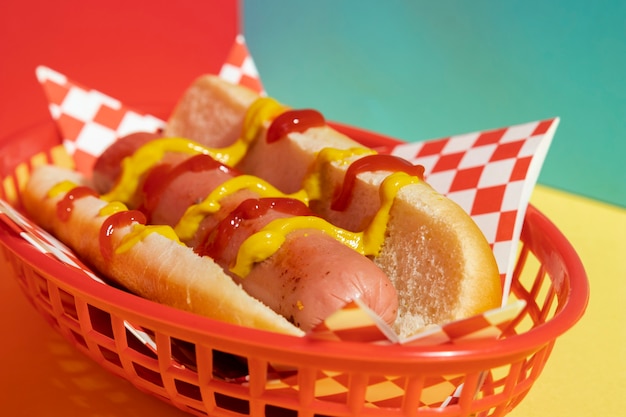 かごの中のホットドッグとフードアレンジ