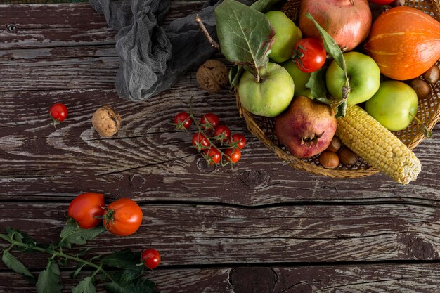 Disposizione del cibo su sfondo di legno