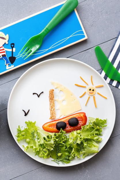 Barca a vela di arte gastronomica, cibo per bambini divertente