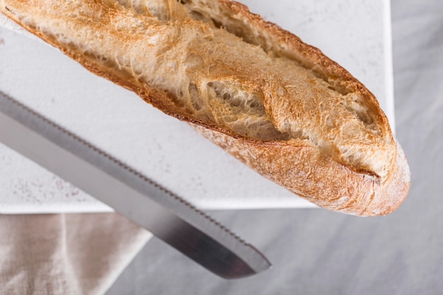 Пищевой ассортимент с хлебом и ножом