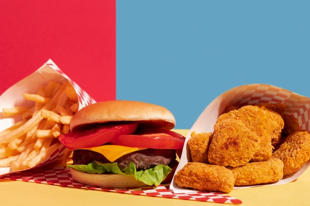 Бесплатное фото Ассортимент еды с чизбургером и самородками