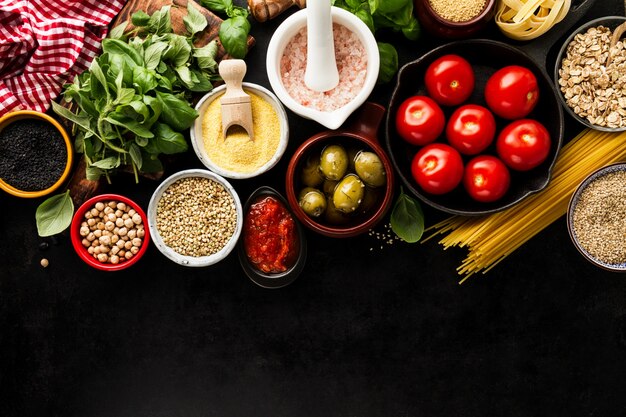 Продовольственная фон Концепция питания с различными вкусными свежими ингредиентами для приготовления пищи. Итальянские пищевые ингредиенты. Вид сверху с пространством копирования.