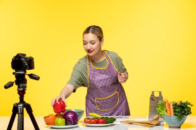 Food blogger adorabile chef in salute che registra video per i social media