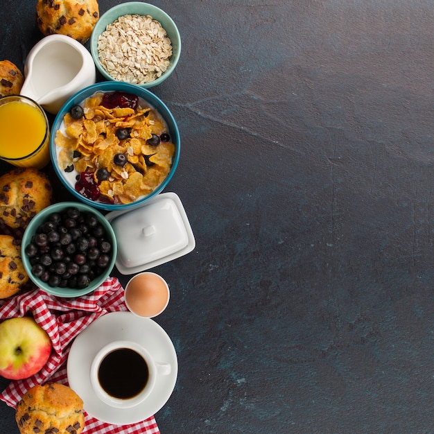 Cibo per la colazione in piedi in linea