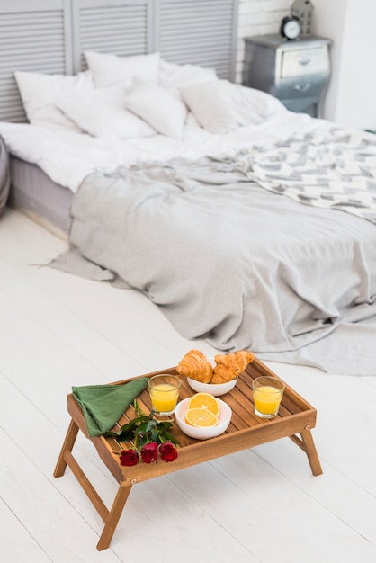 Free photo food on breakfast table near bed