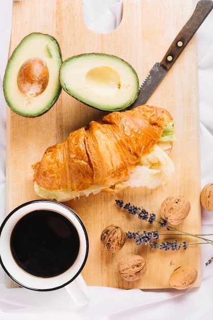 Cibo per colazione su tavola di legno