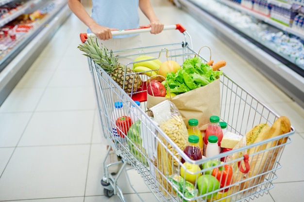 Foto gratuita alimenti nel carrello