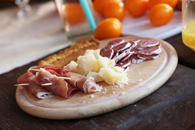 Foto gratuita cibo su un tagliere