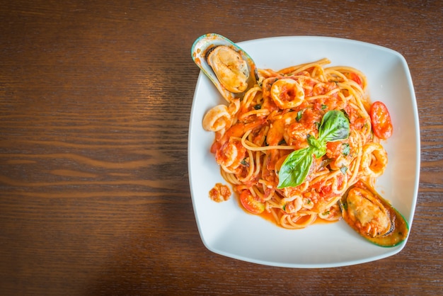 Alimento alzato piatto pranzo rosso