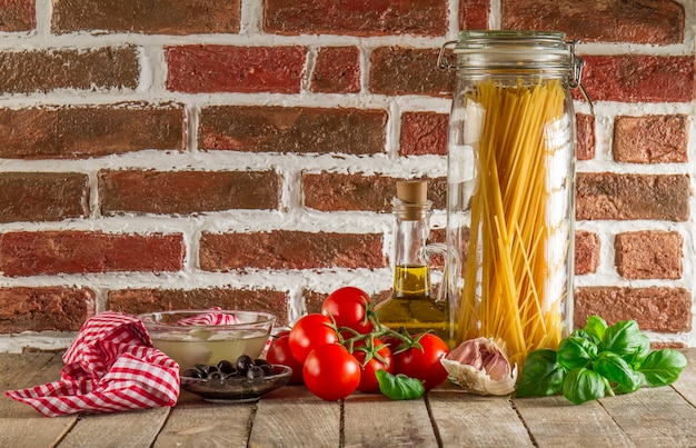 Состав пищи с спагетти и другими ингредиентами