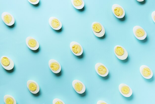 파란색 배경에 삶은 계란 패턴 음식 개념