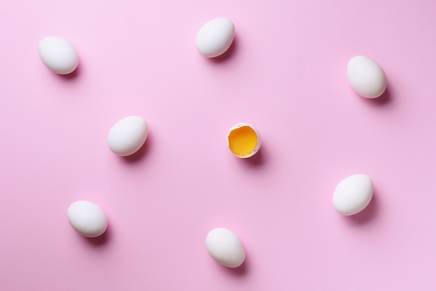분홍색 배경에 흰색 계란 음식 개념