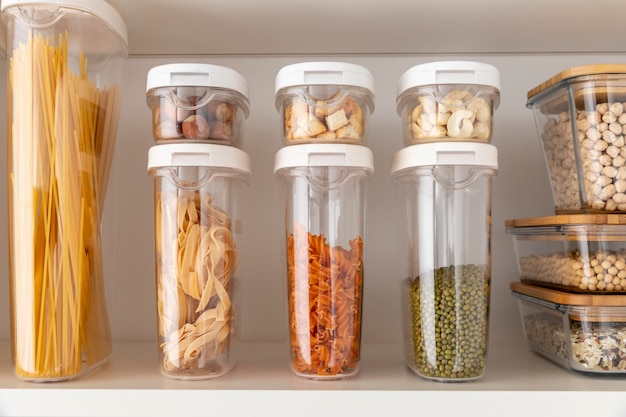 Food containers on shelves arrangement