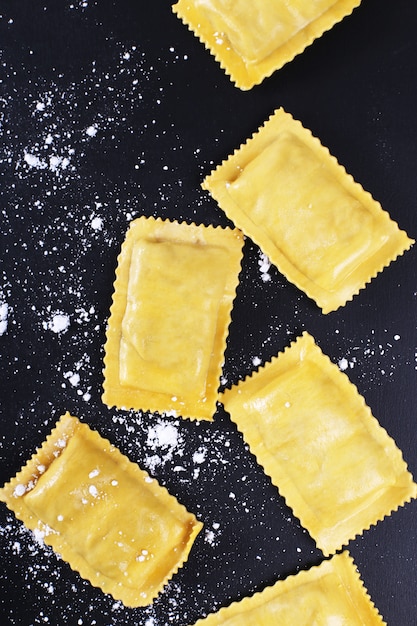 Foto gratuita cibo. deliziosa pasta fatta a mano sul tavolo