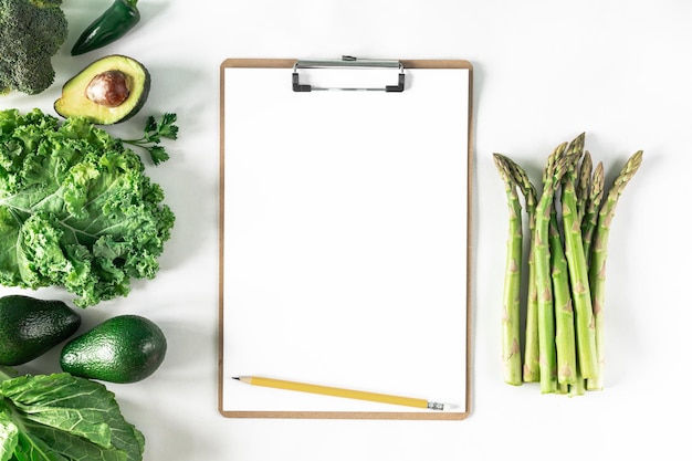 Consegna del cibo verdure verdi prodotti verdi freschi menu vegano vista dall'alto