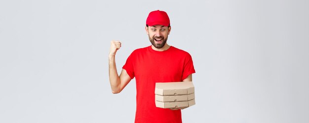 Карантин с доставкой еды оставайтесь дома и заказывайте онлайн концепция взволнованного и счастливого курьера в красной футболке ...