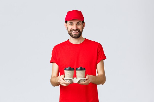 食品配達検疫は家にいて、赤い帽子とTシャツのbrで宅配便を笑顔でオンラインコンセプトを注文します...