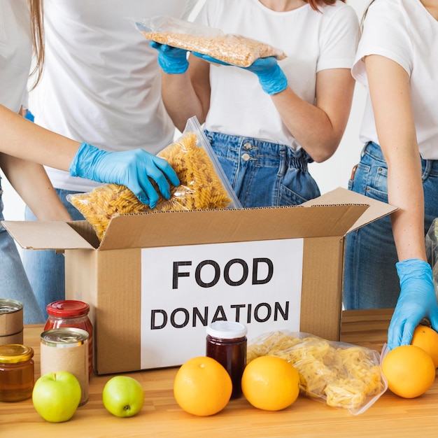 무료 사진 자원 봉사자들이 준비하고있는 음식 기부 상자