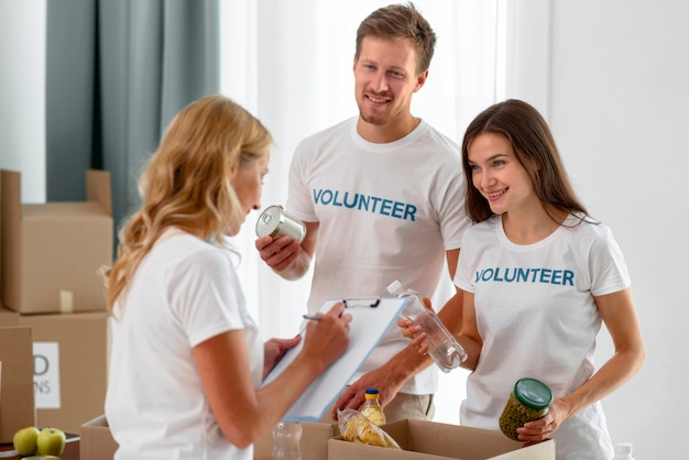 Volontari per la donazione di cibo che preparano scatole