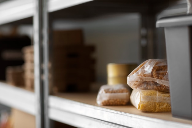 Foto gratuita donazioni alimentari raccolte per beneficenza