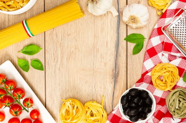 Foto gratuita cornice alimentare con pasta e menta