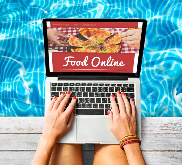 Интернет-концепция заказа еды пиццы онлайн