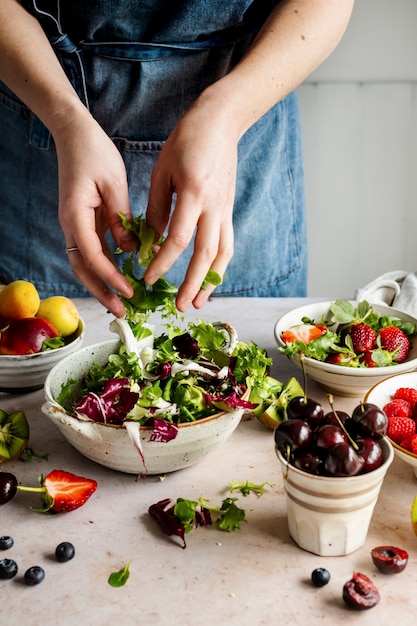 Preparazione del cibo con verdure e frutta