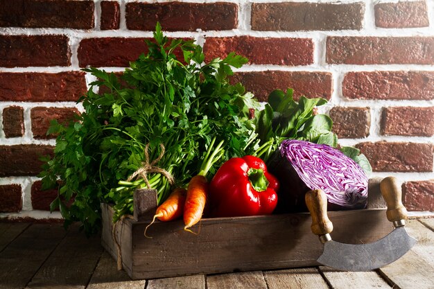 음식 야채 화려한 배경입니다. 나무 테이블에 나무 상자에 맛있는 신선한 야채. 부엌 배경입니다. 공간을 복사하십시오.
