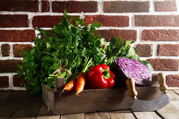 음식 야채 화려한 배경입니다. 나무 테이블에 나무 상자에 맛있는 신선한 야채. 부엌 배경입니다. 공간을 복사하십시오.