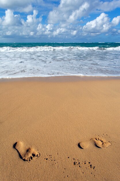 Нога на пляже