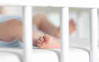 무료 사진 침대 매크로 샷에서 신생아의 발