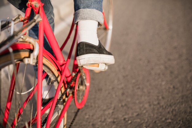 自転車のペダルを踏む