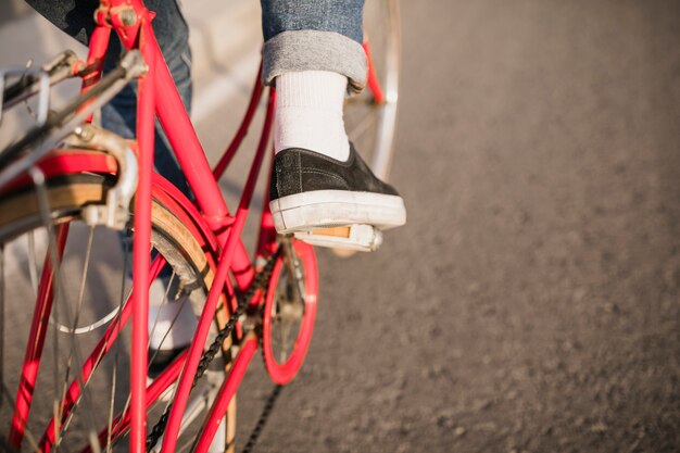 Нога на педали велосипеда
