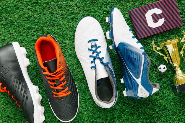 Футбольный фон на траве с обувью