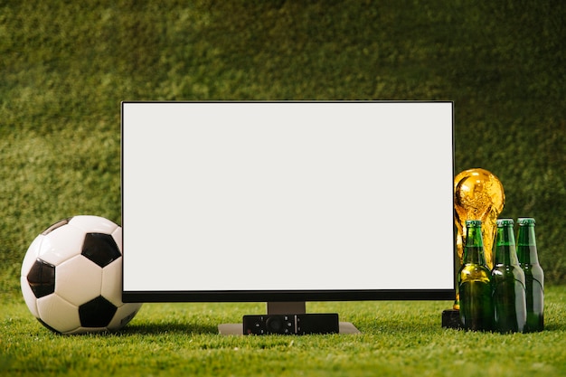 Foto gratuita sfondo di calcio con birra e tv bianca