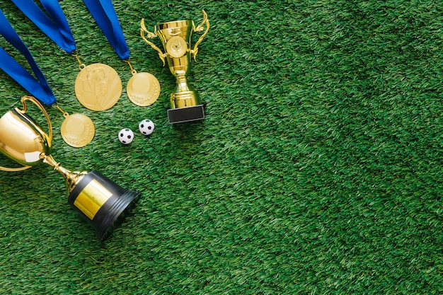 Футбольный фон с медалями и трофеями