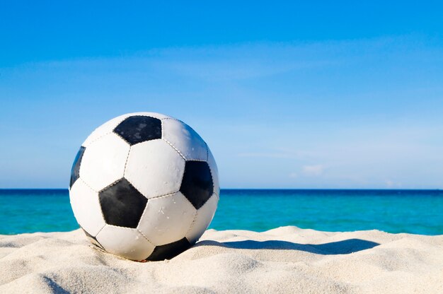 해변에서 축구.