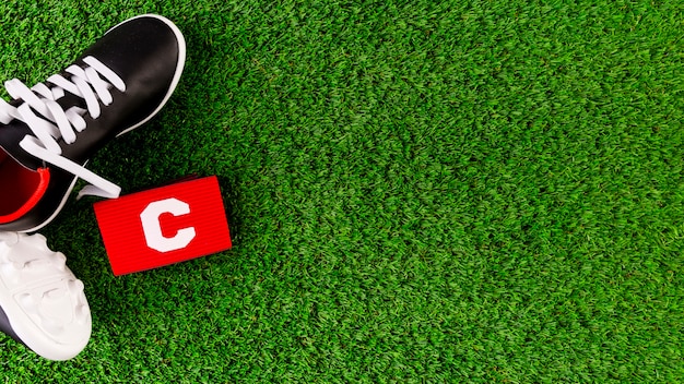 Composizione di calcio con copyspace e scarpe