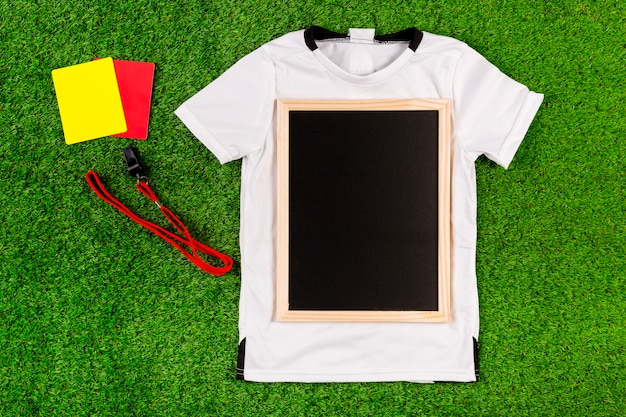 Foto gratuita composizione di calcio con ardesia su jersey