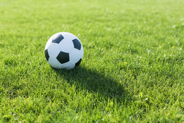 Футбол в траве с тенью