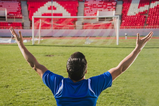 Foto gratuita giocatore di calcio che celebra l'obiettivo