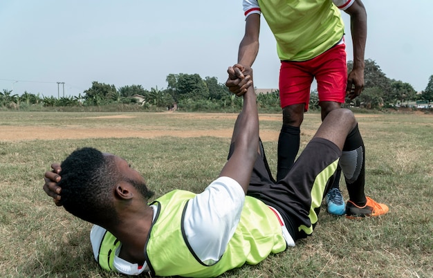 Giocatore di football seduto sul campo